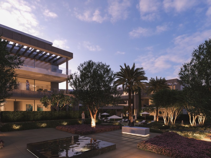 Vista nocturna de la entrada del jardín